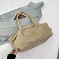 Dettaglio della borsa tote in pelle scamosciata kaki con capienza ampia e fibbia d'oro - Cachi