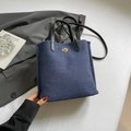 Borsa tote in denim blu scuro con chiusura a scatto dorata e manici in pelle nera - Blu scuro
