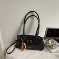 Borsa sottospalla nera con fibbia dorata e ciondolo retrò con perline in legno - Nero con ciondolo