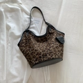 Elegante borsa a secchiello hobo leopardata con finiture in pelle nera e grande capienza d'uso - Verde