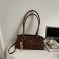 Borsa a spalla vintage leopardata con finiture in pelle marrone e ciondolo a perline - Stampa Leopardata Marrone Con Pendente