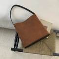 Dettaglio della borsa a secchiello leopardata in pelle scamosciata con tracolla - Marrone