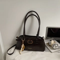 Borsa a spalla in pelle testa di moro con fibbia dorata e ciondolo di perline chic - Caffè con Ciondolo