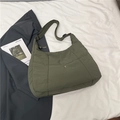 Detalle del bolso tote acolchado verde oliva con botón a presión metálico y correa - Verde
