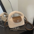 Mini plush crossbody bag in cream faux fur and brown leather with fringe detail - White (Without Charm)
