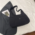 Detalle del bolso tote de nailon acolchado negro con textura de cuadros y cremallera - Negro