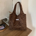 Dettaglio della borsa shopper leopardata con trama in tessuto e logo cucito a mano - Marrone