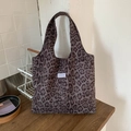Dettaglio della borsa tote in tela leopardata trendy con etichetta minimalista - Grigio