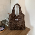 Dettaglio della borsa tote con stampa leopardata e l'etichetta del marchio quadrata bianca - Marrone