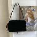 Borsa a tracolla minimalista in pelle scamosciata nera con patta vintage e perline - Con Ciondolo / Nero