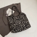 Leoparden-Plüsch-Shopper mit Moonshine-Label und gewebten Seilgriffen - Leopard Schwarz