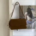 Borsa a tracolla in pelle scamosciata marrone con nappa di perle e dettagli argento - Con Ciondolo / Marrone