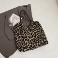 Leopard-Plüsch-Tragetasche mit Moonshine-Logo und Kontrastseilgriffen für Damen - Leopard Grün