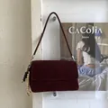 Borsa a tracolla minimalista in pelle scamosciata bordeaux con nappa di perline e tracolla - Con Ciondolo / Borgogna