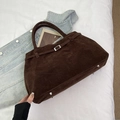 Dettaglio della borsa tote in pelle scamosciata marrone con borchie e fibbia argento - Marrone