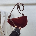 Borsa a mezzaluna in camoscio bordeaux con tracolla a corda annodata e dettagli oro - Rosso