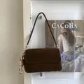 Borsa a tracolla minimalista in pelle scamosciata marrone scuro con nappa di perline retrò - Con Ciondolo / caffè
