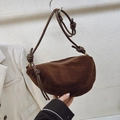 Borsa a mezzaluna in finta pelle scamosciata marrone con tracolla a nodo dorato - Marrone