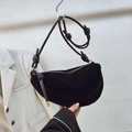 Borsa a tracolla a mezzaluna in finta pelle scamosciata nera con nodi decorativi e zip oro - Nero