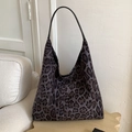 Detalle del bolso tote grande con estampado de leopardo y asas de cuero negro fino - Negro