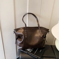 Donkerbruine retro leren shopper met ster-klinknagels en een ruim interieur - Bruin