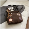 Détail du sac en toile marron avec écussons rétro et breloque ours en peluche - Avec Pendentif / Marron