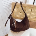 Dettaglio della borsa hobo in pelle scamosciata marrone scuro con targhetta e ciondolo - Con Ciondolo / Marrone