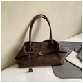 Detail der kaffeebraunen Wildleder-Tote-Bag mit dekorativem Lederriemen und Metallschnalle - Braun