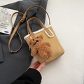 Gedetailleerde weergave van de bruine suède handtas met witte bontrand en schattige beerhanger - Klein / Met Hanger / Khaki