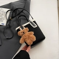 Detail van zwarte emmertas met witte pluche rand en schattige teddybeer-hanger eraan - Klein / Met Hanger / Zwart