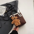 Detail van suède emmertas met bontrand, leren riem en een schattige teddybeer-hanger - Klein / Met Hanger / Bruin