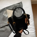 Elegante zwarte suède handtas met ronde handgrepen en kleurrijke kralenbedel detail - Zwart