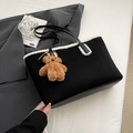 Dettaglio della borsa tote in pelle scamosciata nera con bordo in ecopelliccia e orsetto - Grande / Con Ciondolo / Nero
