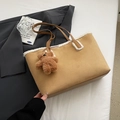 Dettaglio della borsa tote in finta pelle scamosciata con bordo in peluche e orsetto - Grande / Con Ciondolo / Cachi
