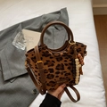 Bucket bag met luipaardprint, bruine leren handvatten en kleurrijke houten kralen - Luipaardprint