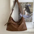 Dettaglio della borsa a tracolla in pelle PU marrone scuro con cinturino e fibbia in metallo - Marrone