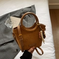Bruine suède-look handtas met houten kralenhanger en verstelbare schouderriem voor dames - Bruin