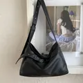 Dettaglio della grande borsa tote in pelle PU nera con fibbia in metallo decorativa - Nero
