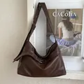 Dettaglio della grande borsa hobo in pelle PU marrone scuro con tracolla larga e fibbia - Marrone