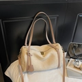 Retro beige suède boston tas met bruine leren riemen en een verstelbare schouderband - Khaki