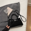 Detalle del bolso tote de ante negro con cierre de giro plateado y asas de cuero liso - Negro sin Colgante