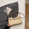 Detalle de bolso tote de ante beige con asas de cuero marrón y cierre de giro metálico plata - Caqui Sin Colgante