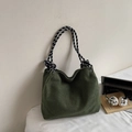 Detalle de bolso tote de pana verde oscuro con asas trenzadas en damero blanco y negro - Verde