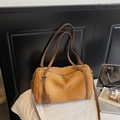 Retro camel suède Boston tas met bruine lederen accenten en gouden rits details - Bruin
