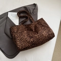 Schicke Einkaufstasche mit Leopardenmuster, flauschiger Textur und breiten Schultergurten - Leopardenmuster