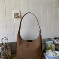 Braune Hobo-Tasche mit Leopardenmuster und matter Wildlederoptik in gemütlichem Ambiente - Braun