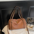 Vintage bruine suède boston tas met grote capaciteit en gouden metalen rits details - koffiekleur