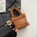 Bruine lederen emmertas met donker imitatiebont en een gouden kettingriem - Met Hanger / Bruin