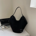 Detail der minimalistischen schwarzen Wildleder-Tote Bag mit tiefem V-Ausschnitt - Schwarz