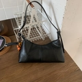 Dettaglio borsa baguette in ecopelle nera lucida con cuciture e ciondolo con perline - Nero
